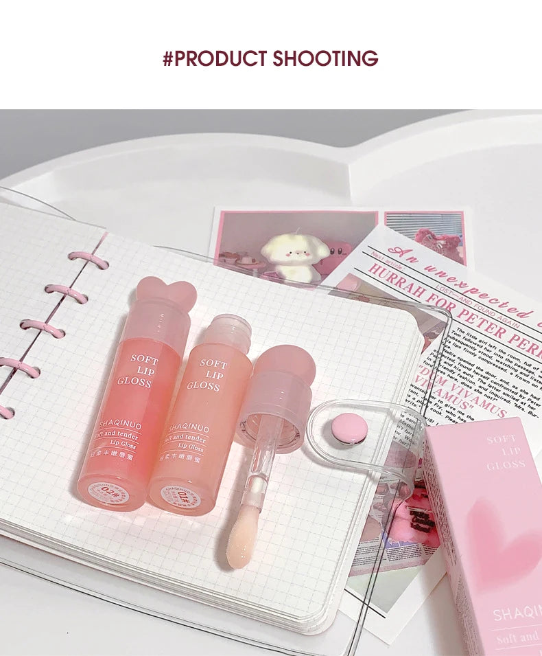 Lightweight and plump lip balm with a glossy mirror finish. The glass lips are moisturized and moisturized with lip oil